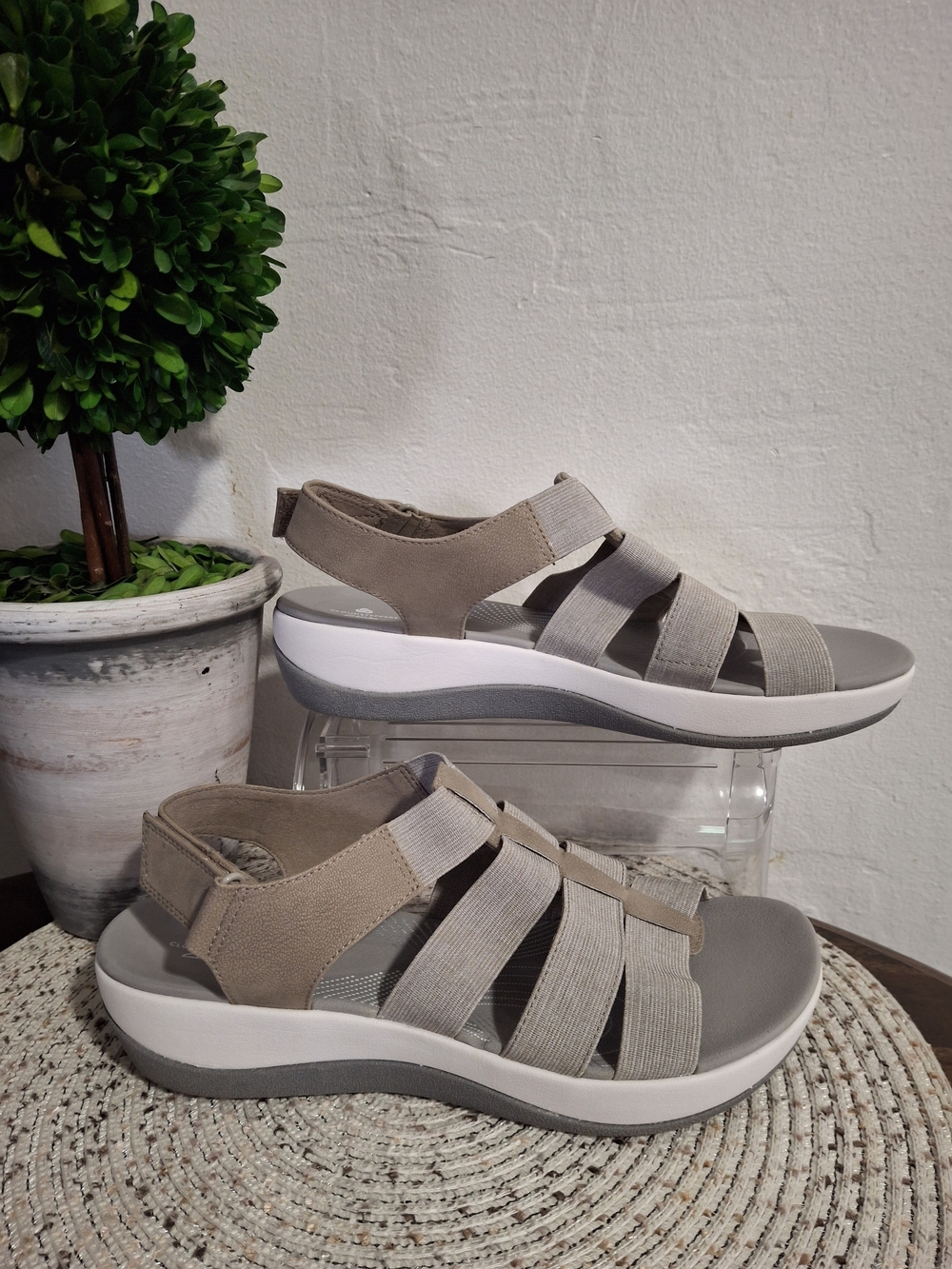 Clarks Cloudsteppers Arla Shaylie Women’s Taupe Strappy Elastic Sandal Size 9.5.